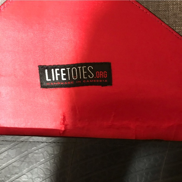 Lifetotes recycled black tire clutch - Picture 4 of 6